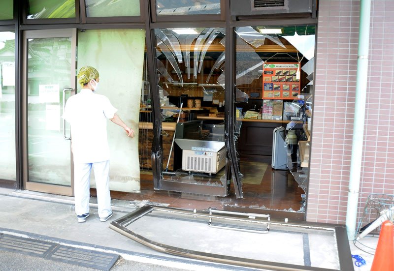 軽乗用車が突っ込んだパン屋の店舗入り口＝１０日午後１時２５分ごろ、市原市五井中央西１
