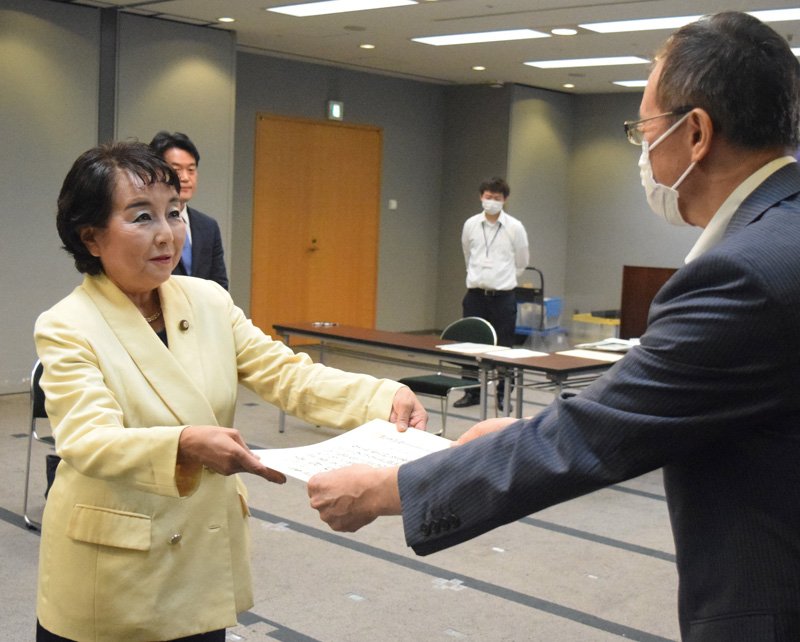 当選３氏に証書　初当選の臼井氏「国と地方結ぶ」　【参院選ちば２０２２】