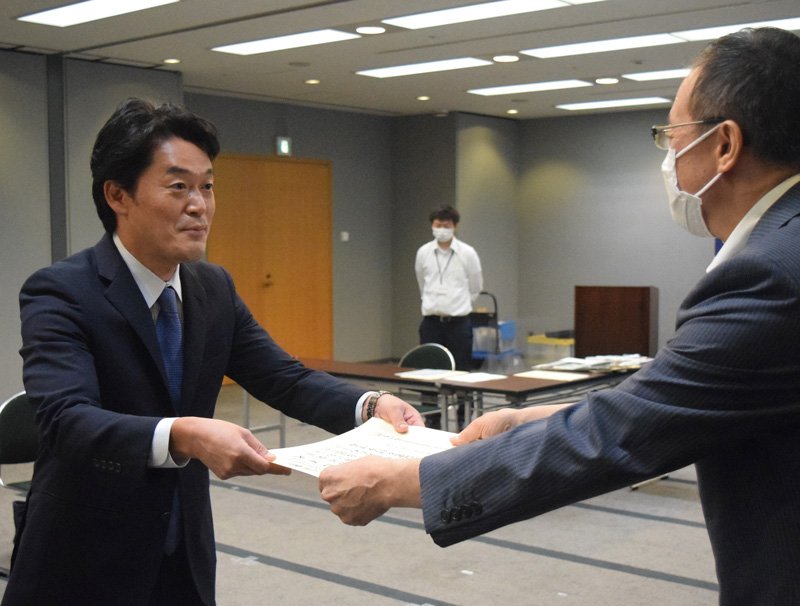当選３氏に証書　初当選の臼井氏「国と地方結ぶ」　【参院選ちば２０２２】