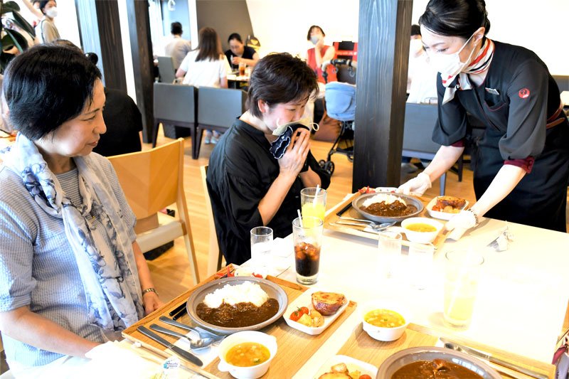 看護師たちにねぎらいの食事を提供するＪＡＬの客室乗務員＝成田市