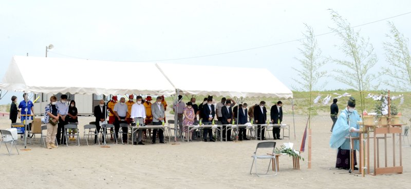 海水浴場開設を控え、安全祈願する山武市や観光協会の関係者ら＝同市
