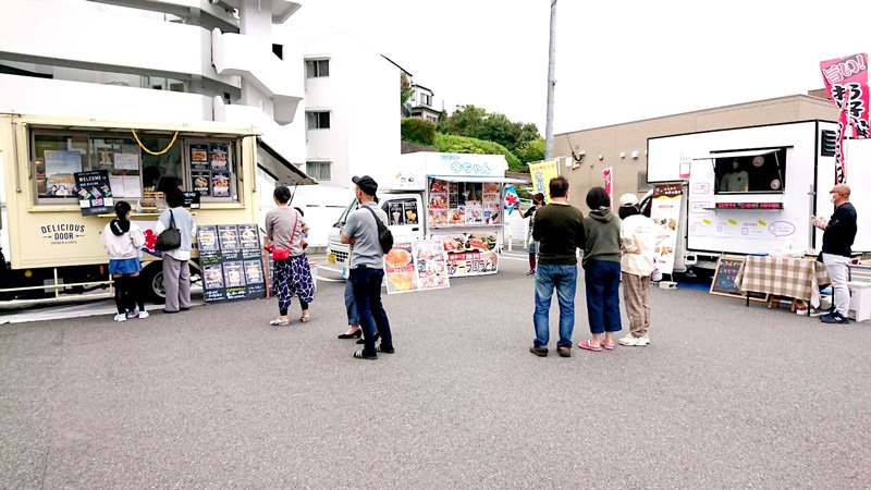 我孫子市が事業提案を公募している公園坂通りの拠点施設整備予定地。現在は随時、キッチンカーを集めた「公園坂マルシェ」が開かれている（同市提供）