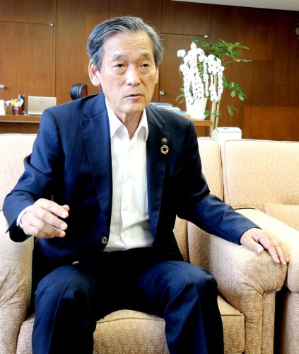 インタビューに答える本郷谷健次市長＝松戸市役所