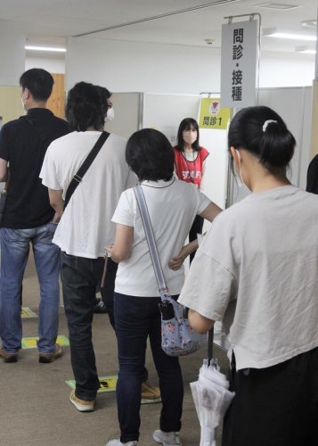 モリシア津田沼内でワクチン接種に並ぶ県民ら＝１６日、習志野市