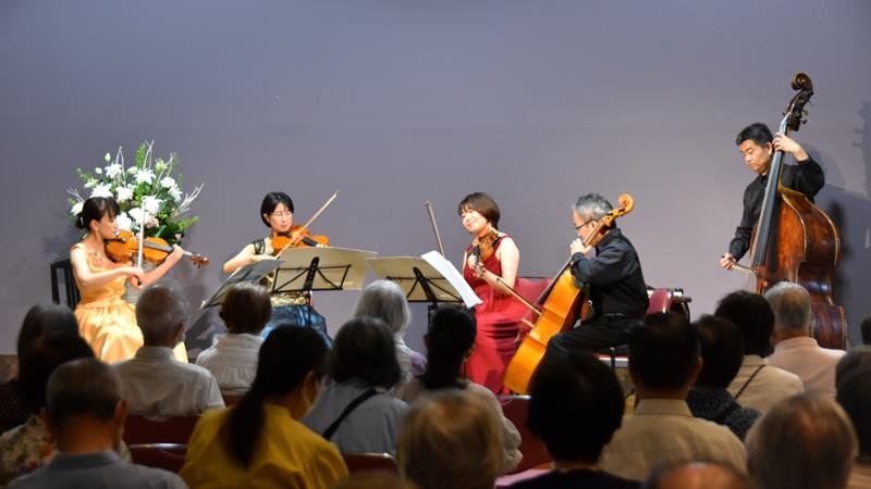 千葉交響楽団によるミニコンサートに聴き入る「ゆうゆうの里」入居者＝１７日、佐倉市
