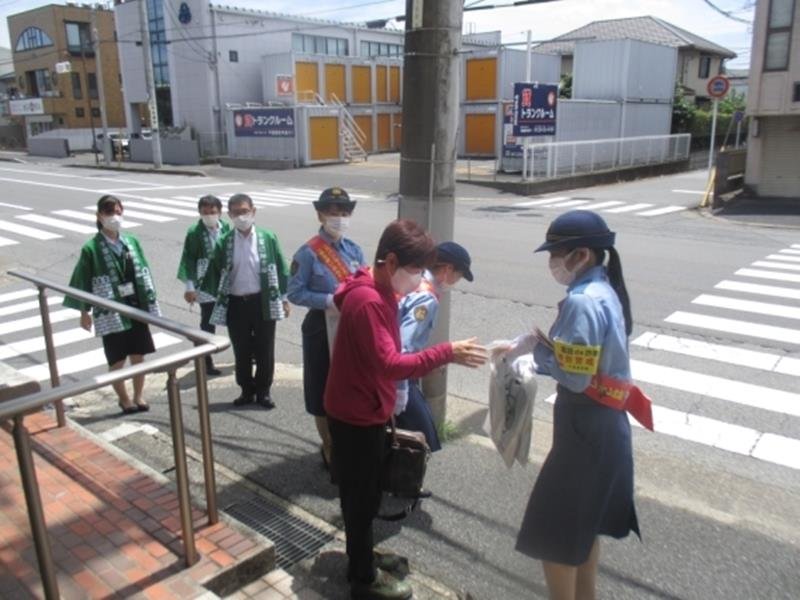 電話de詐欺啓発イベントでグッズを配布した＝千葉市中央区
