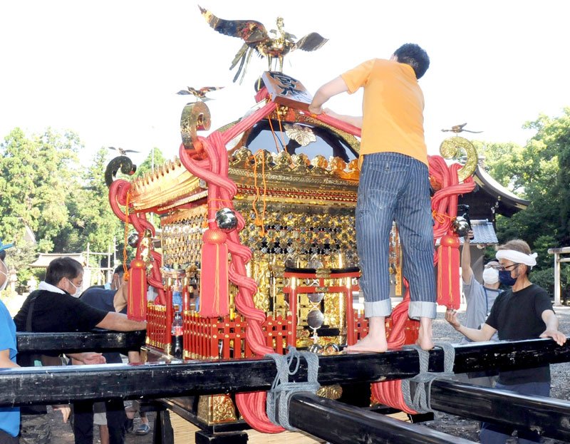 ピカピカになった大みこしに飾り付けする氏子ら＝２３日、市原市