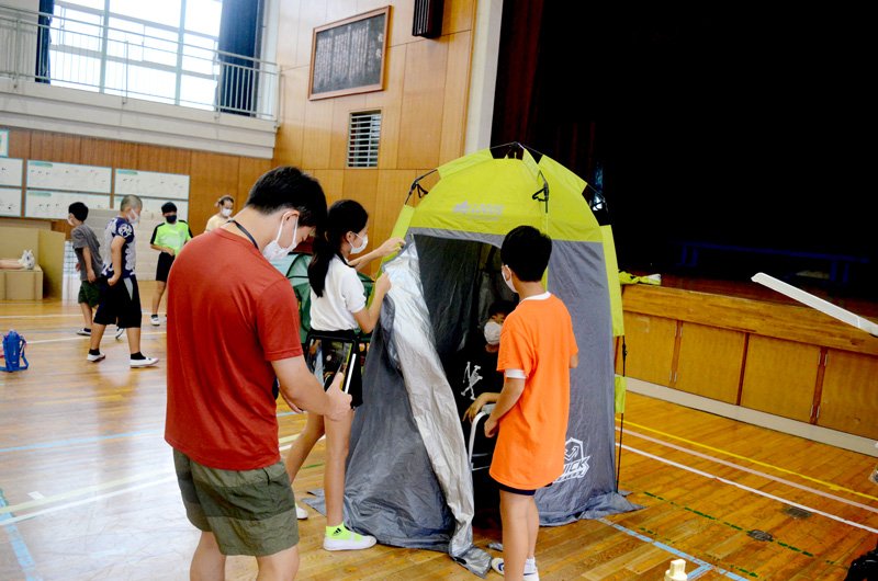 避難所で使うテントを見学する児童ら＝九十九里町立片貝小