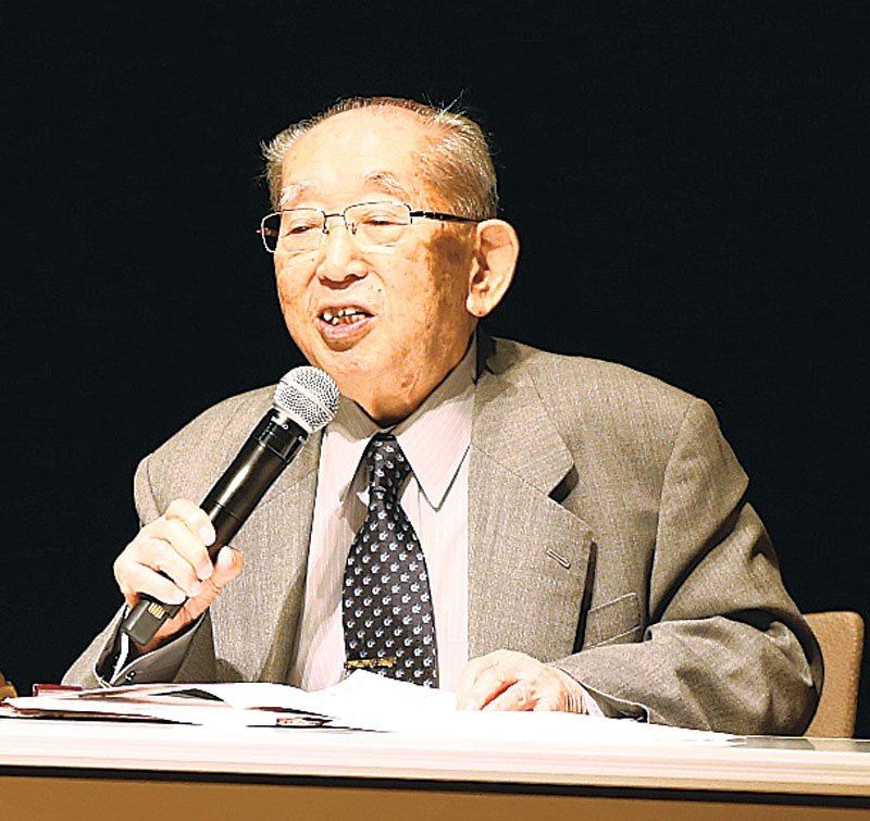 明治大で講演する大塚初重さん＝２０１６年９月（同大提供）