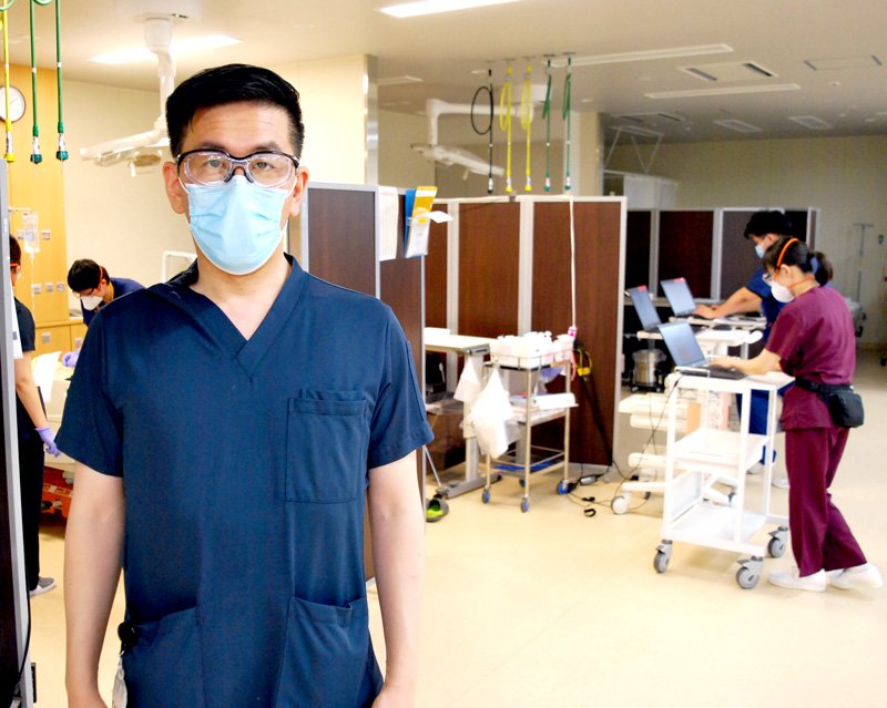 救急治療室で熱中症の受け入れ状況などを説明する志賀隆主任教授＝成田市の国際医療福祉大成田病院