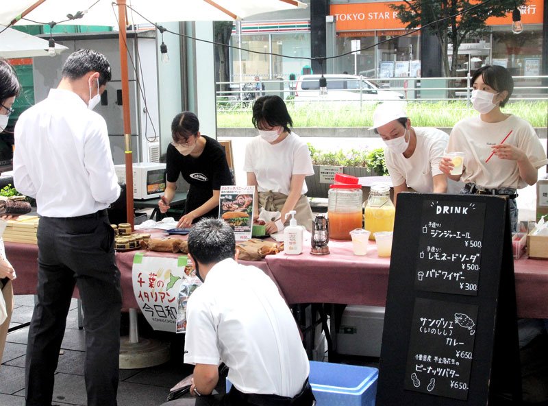 規格外野菜や加工品などを扱うブースとキッチンカーが多数出店し、にぎわいを見せるイベント会場＝２２日、千葉市中央区