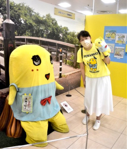 「ふなっしー１号機」と記念写真が撮れる場所＝２８日、船橋市の東武百貨店船橋店
