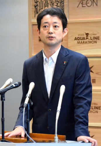 報道陣の取材に応じる千葉県の熊谷知事＝２４日、県庁