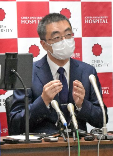新型コロナの重症度とタンパク質「ミルナイン」濃度の相関関係などを説明する平原教授＝１日、千葉市中央区の千葉大病院