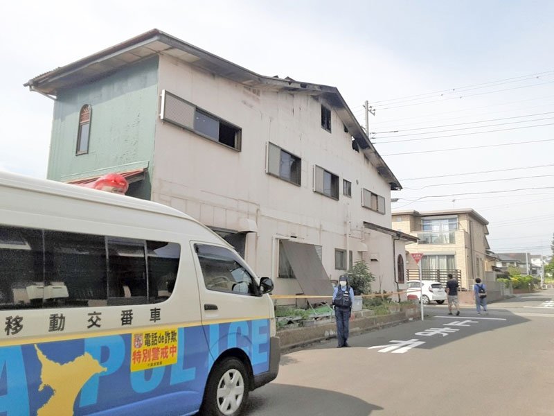 男性４人が死傷し火災が発生した住宅＝１５日午後２時３５分ごろ、君津市南子安３
