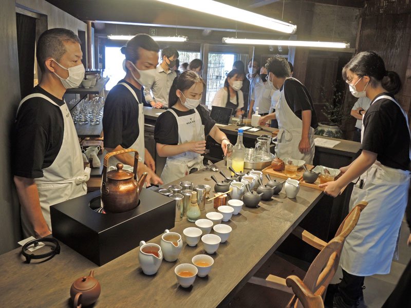 「葉茶屋　寺田園」ではオリジナルブレンドの日本茶やみりんを使った菓子などが味わえる＝２７日、流山市