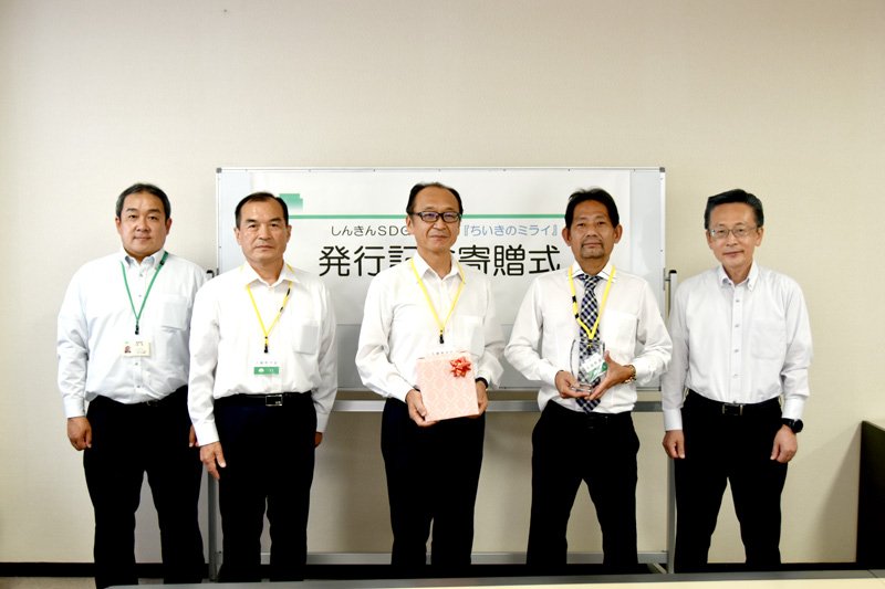 交通安全啓発用ＤＶＤを贈った岩本社長（右から２人目）ら＝千葉市中央区