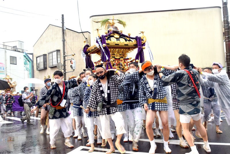 朝の強い雨に見舞われながら勇壮に練り歩く神輿＝４日、匝瑳市