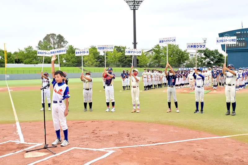 開会式で選手宣誓をする四街道ブルースターズの水戸暖士主将＝ゼットエー