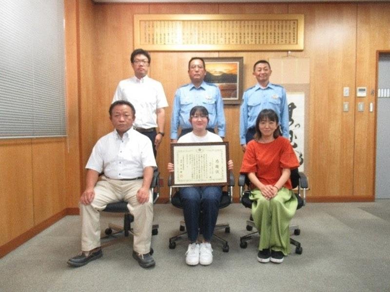 感謝状を贈られた丸山さん（前列中央）＝同署提供
