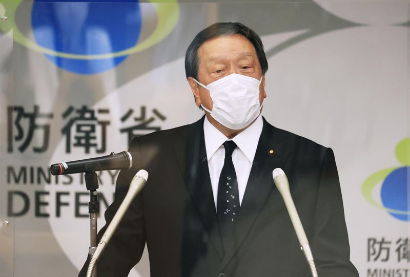 記者会見する浜田靖一防衛相＝１０日午後８時５１分、防衛省（共同）