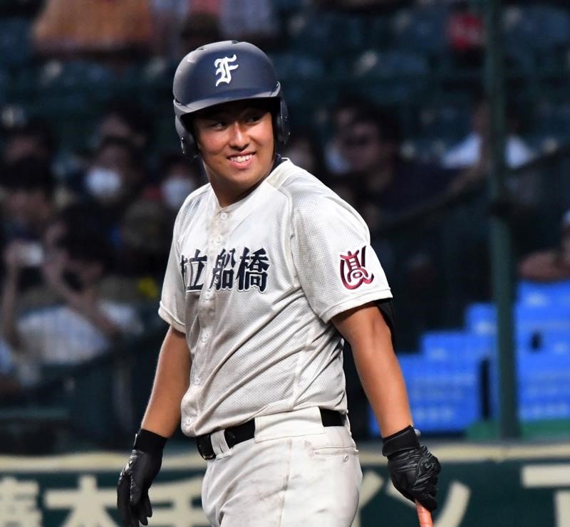 興南との１回戦で代打出場し笑顔を見せる市船橋の黒川＝８日、甲子園