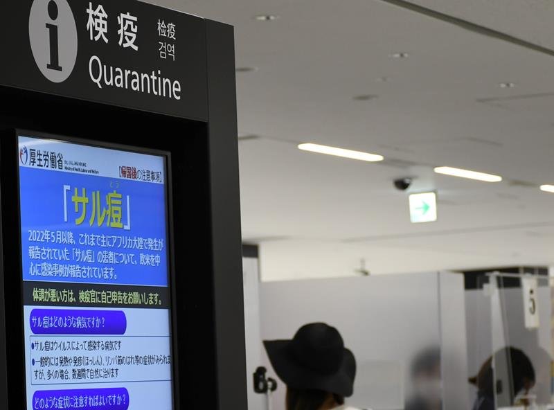 「サル痘」への注意を促す電光掲示板＝１０日、成田空港
