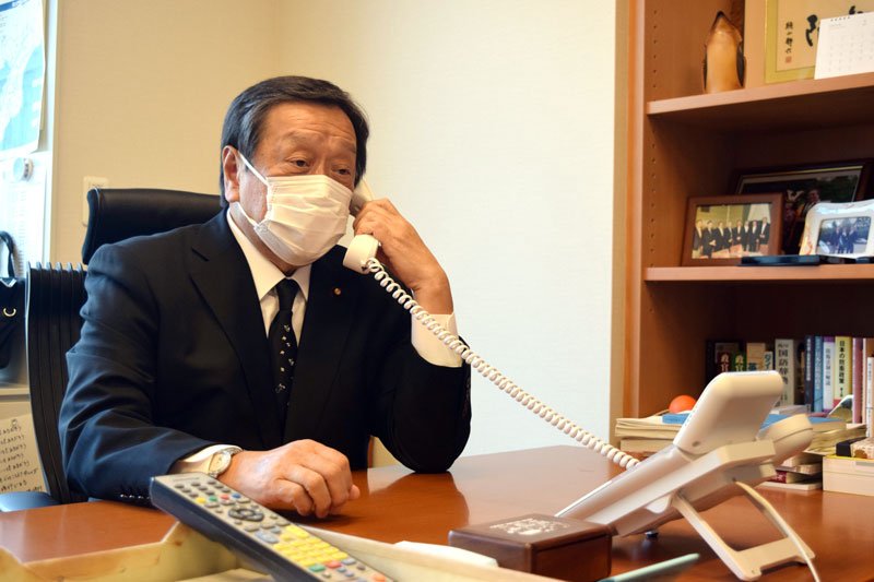 防衛相再任が決まり、首相官邸への呼び込みの電話連絡を受ける浜田氏＝１０日、衆院第２議員会館