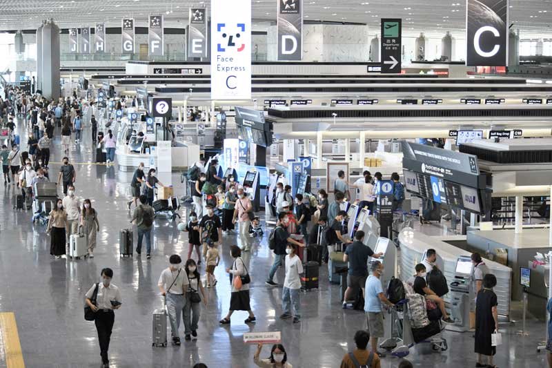 お盆帰省ラッシュ、旅行ピーク　にぎわう成田空港、「実家で過ごす」声も