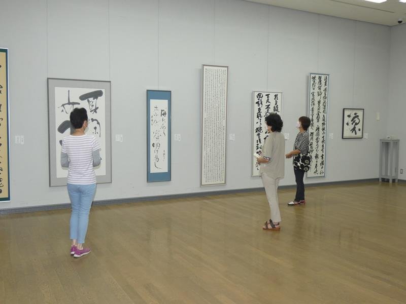 多彩な作品が並ぶ茂原市書道協会展＝茂原市立美術館
