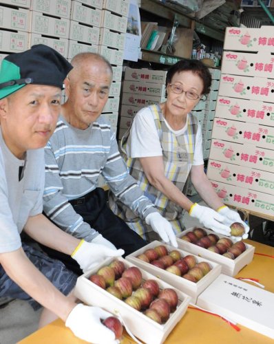 皇室に「姉崎いちじく」を献上した相川さん（中央）の家族＝１５日、市原市
