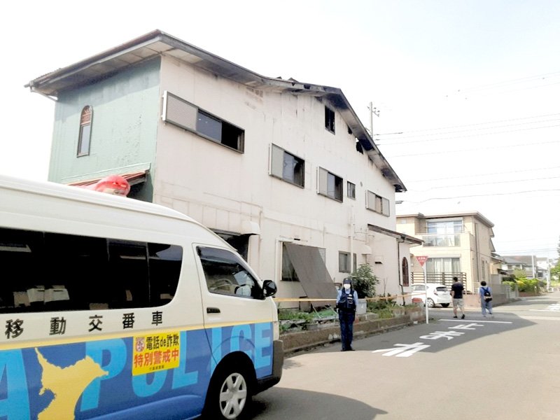 男性４人が死傷し火災が発生した住宅＝１５日午後２時３５分ごろ、君津市南子安３