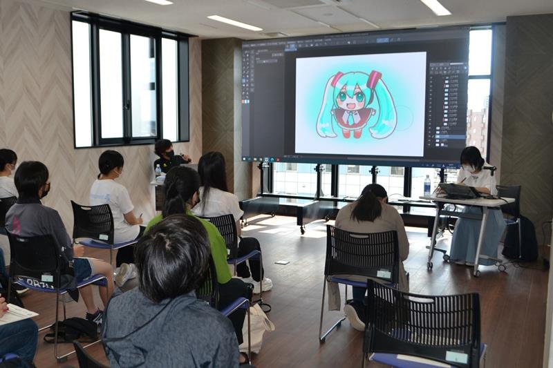 初音ミクをテーマに開かれたイラスト講座＝１９日、千葉市中央区
