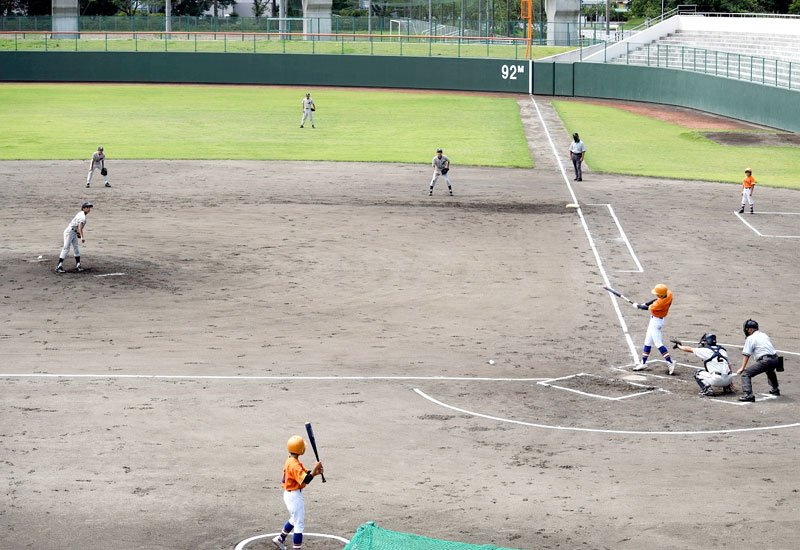 広い野球場で懸命に白球を追う子どもたち＝成田市の大谷津球場