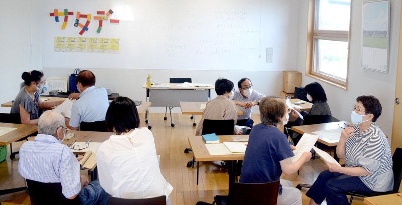 互いに自己紹介し合う英語講座の参加者ら＝横芝光町
