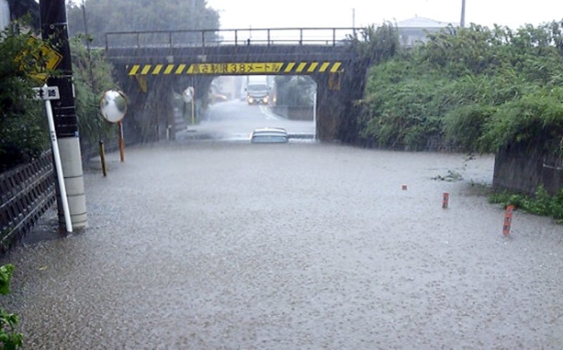 ２０１３年８月の豪雨で冠水が起きたガード下のアンダーパス＝野田市（千葉国道事務所提供）
