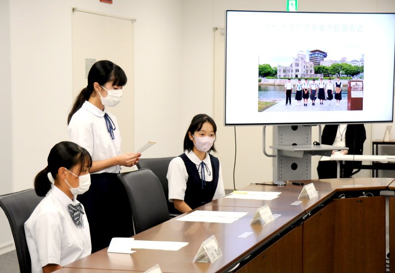 広島に派遣された感想を報告する「平和大使」の中学生＝市原市役所