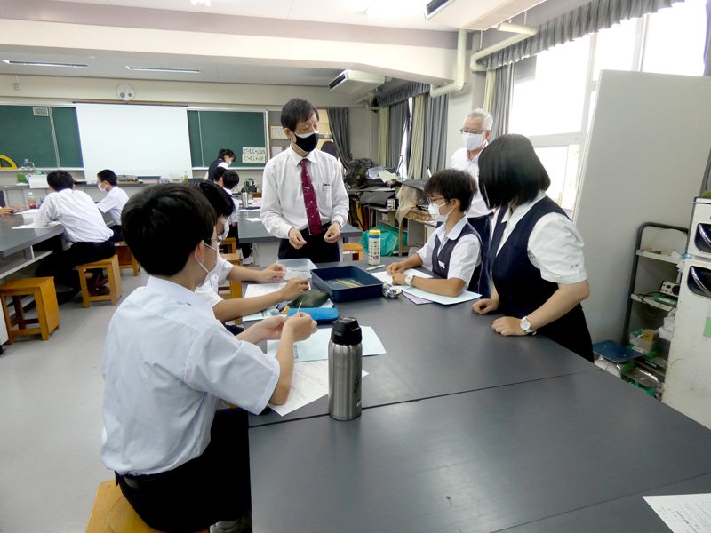 大山教授（中央）の指導で実験を行う高校生と中学生＝長生高