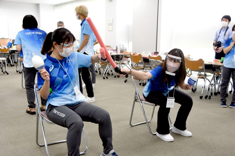 ソフトパラフェンシングを体験する学生たち＝２９日午後、千葉市若葉区の植草学園大学