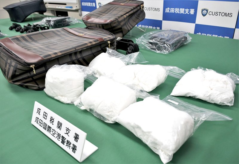 成田空港で摘発された覚醒剤約９キロと事件に使用されたスーツケース＝６月２８日、東京税関成田支署