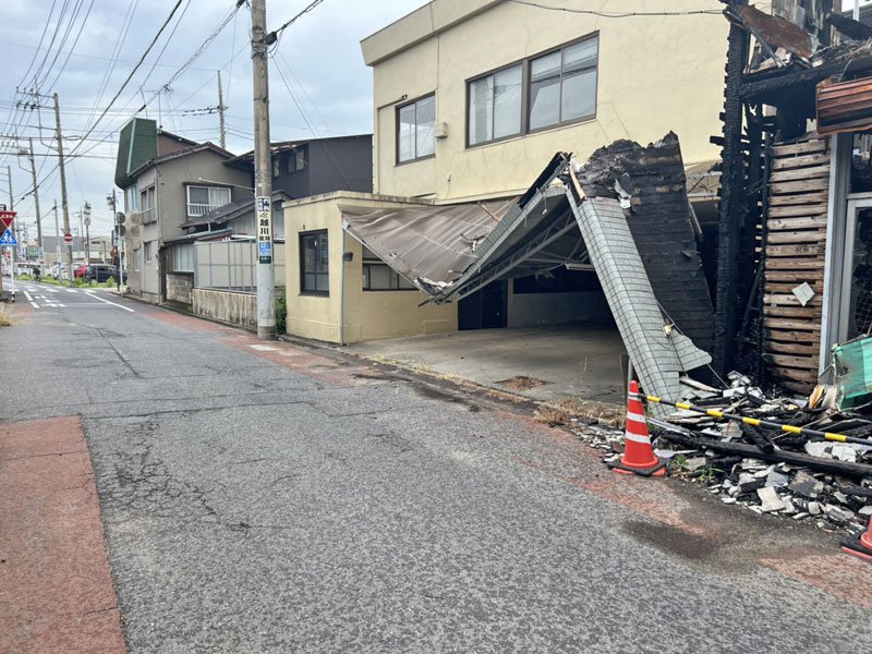 台風８号の強風による影響で建物の一部が隣家に倒れた＝１４日、香取市佐原