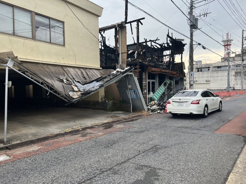 台風８号の強風による影響で建物の一部が隣家に倒れた＝１４日、香取市佐原（画像を一部加工しています）
