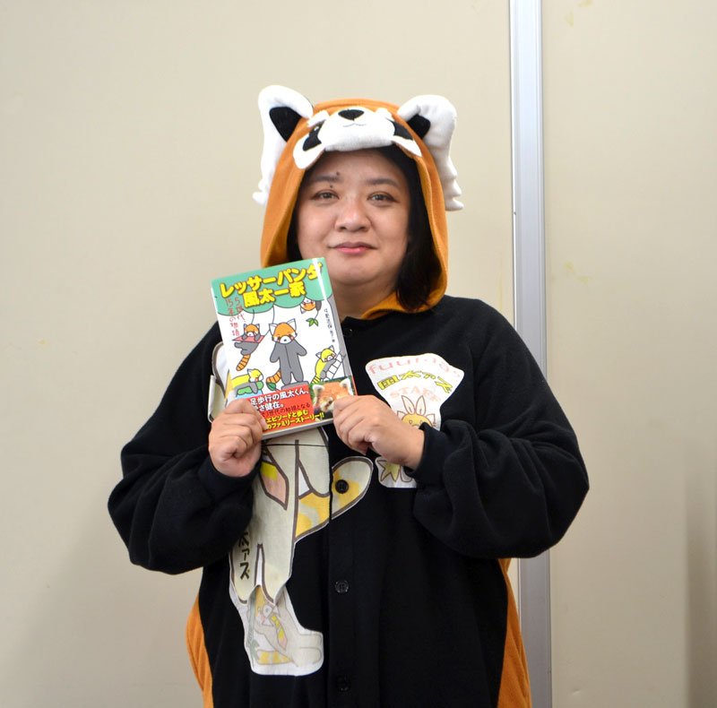 風太一家の日常を紹介した「レッサーパンダ風太一家：５世代、１５年の物語」をＰＲする中野さん＝千葉市中央区