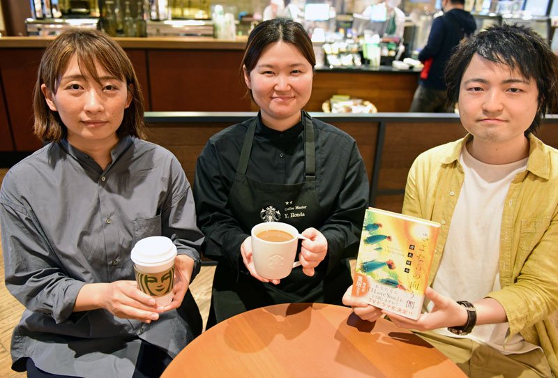 カスタマイズコーヒーを紹介する本田友香さん（中央）と清水晴木さん（右）＝千葉市美浜区
