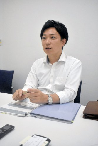 校則について語る弁護士の村山直さん＝１３日午後５時２５分ごろ、千葉市中央区の県弁護士会館