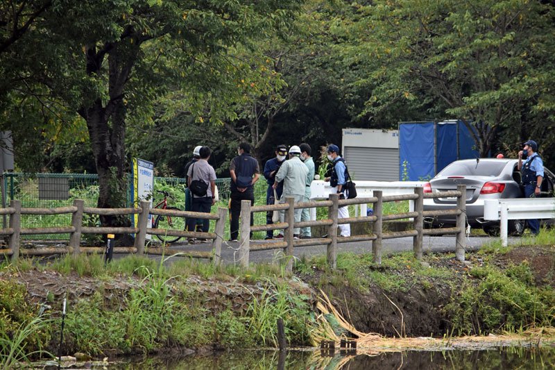現場を調べる千葉中央署員ら＝２日午後４時５分ごろ、千葉市中央区生実町

