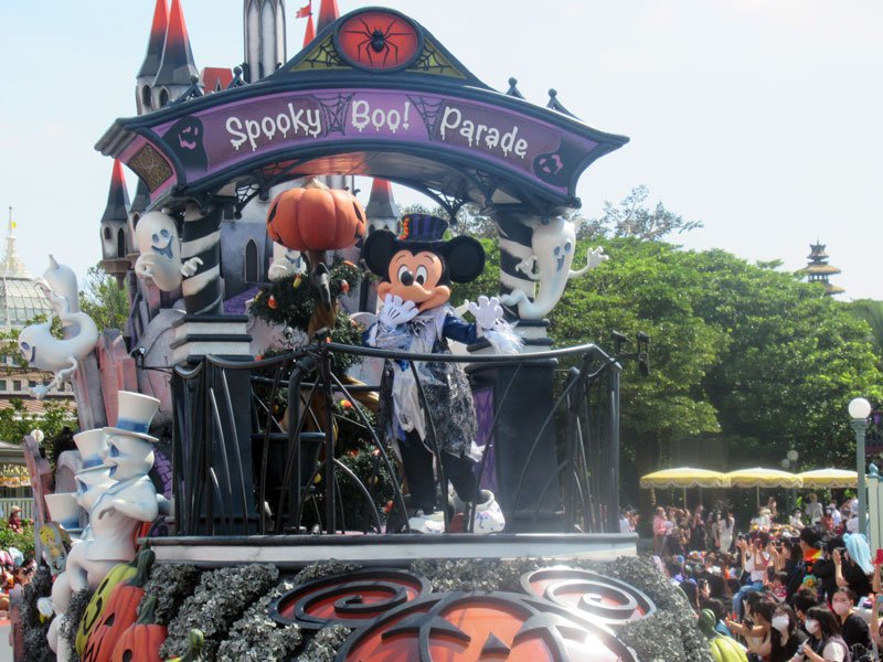 ハロウィーン・イベントのパレードで手を振るミッキーマウス＝１４日午前、東京ディズニーランド
