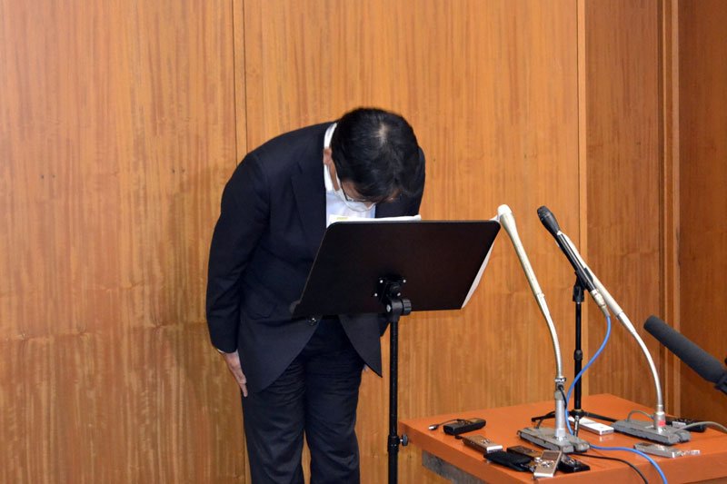 局部長会議の後、謝罪する神谷市長＝２８日午後５時１５分ごろ、千葉市役所
