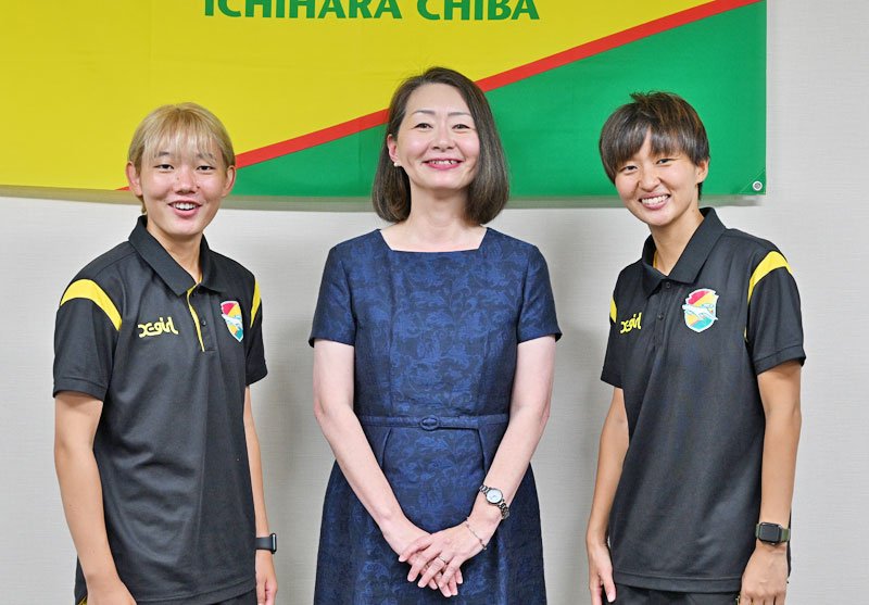 これからの女子サッカーの在り方や男女平等などを話し合った（左から）大沢春花、細田局長、林香奈絵＝千葉市中央区のジェフ千葉本社

