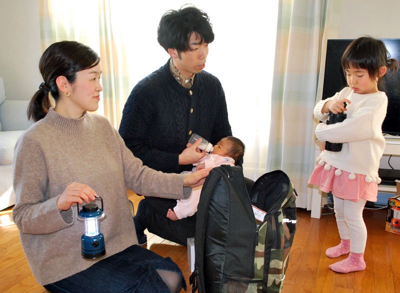 停電時に役立った防災リュック。ランタンなどが入っている＝木更津市